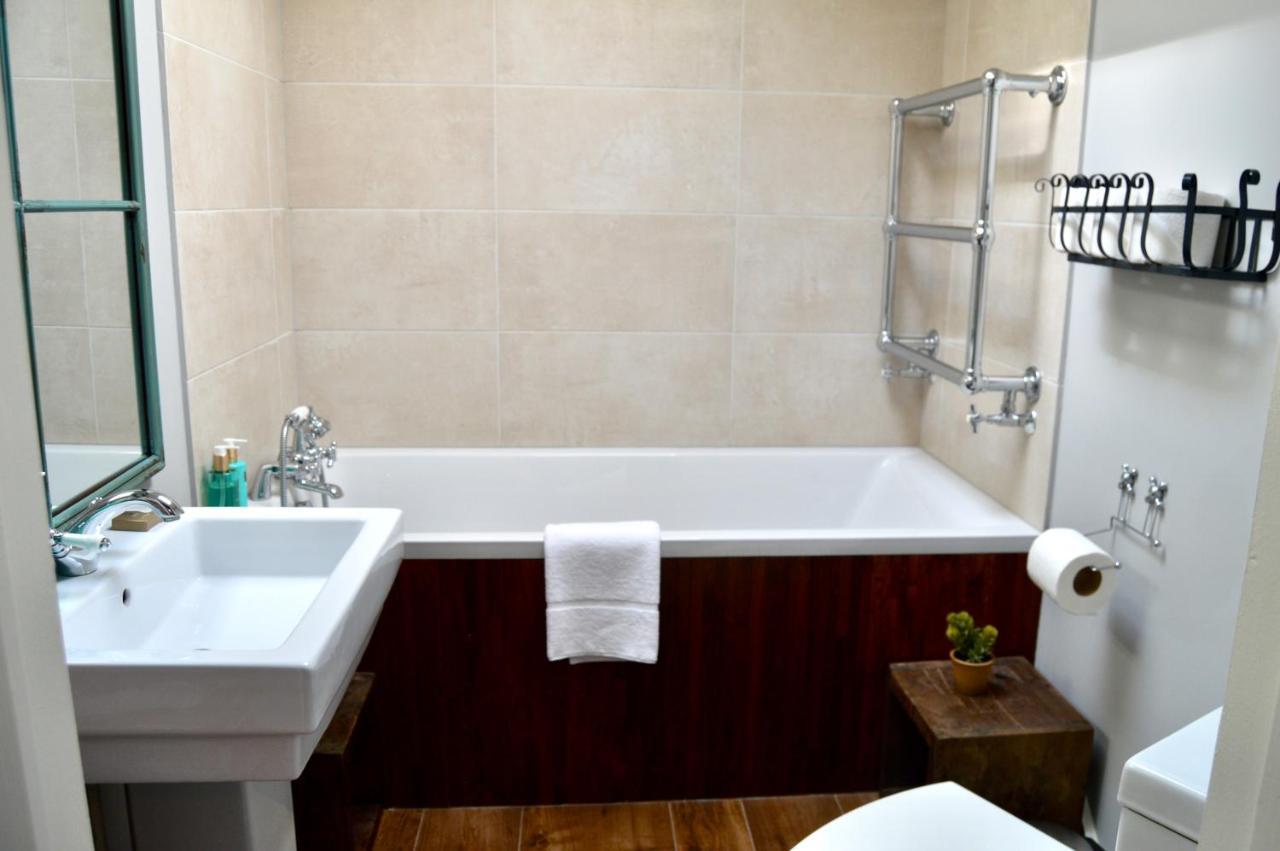 The Nest Hotel & Restaurant Питерсфилд Экстерьер фото